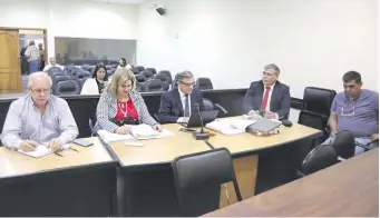  ?? ?? Walter Bower, los abogados Gilvi Quiñónez, René Fernández y Secundino Méndez, y Osvaldo Vera.