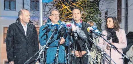  ?? FOTO: DPA ?? „Schon immer proeuropäi­sch“: Die CSU-Politiker (von links) Manfred Weber, Alexander Dobrindt und Dorothee Bär in Seeon – zu Gast war der irische Premiermin­ister Leo Varadkar (2. von rechts).