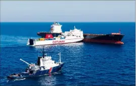  ?? (Photo Dr Marine nationale) ?? Trois jours après le spectacula­ire accident maritime au large du cap Corse, le fioul échappé a presque entièremen­t été pompé. Mais les autorités peinent toujours à séparer les deux navires.