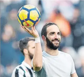  ?? FOTO: EFE ?? ‘Hat trick’ de Gonzalo Higuaín El argentino se quedó con el balón del partido