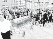  ??  ?? El FUNERAL de Carlos Parra se realizó la tarde de este domingo en el Cementerio General de Los Ángeles.