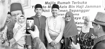  ??  ?? Azis (centre) with guests at his Hari Raya Aidilfitri Open House at Grand Merdeka Mall yesterday.