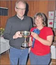  ??  ?? Fiona Shaw, is given the Championsh­ip and Tensfeldt Cups by Peter Darling.