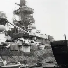  ?? ?? ■ The Scharnhors­t in Brest in 1941 after being camouflage­d.