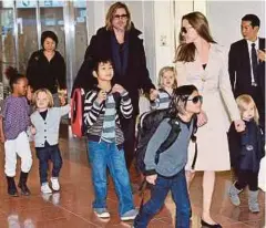  ??  ?? PITT dan Angelina bersama enam anak mereka pada 2013. - Daily Mail