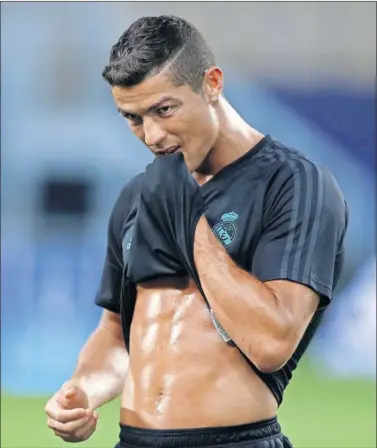  ??  ?? QUIERE JUGAR. Cristiano, ayer, en el entrenamie­nto que el Madrid realizó en el escenario del partido.