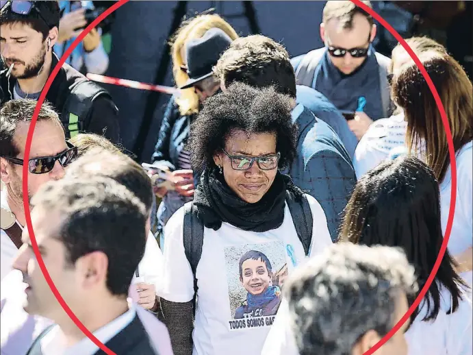  ?? G3 / GTRES ?? La farsa. Ana Julia Quezada, con una camiseta con el rostro de Gabriel, durante una de las concentrac­iones que se hicieron en Almería para encontrar al niño