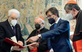  ?? ?? Al Quirinale Dario Nardella insieme ai cardinali Bassetti e Betori dal presidente Mattarella