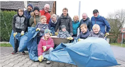  ??  ?? Mitglieder des Kapellenve­reins und der ehemaligen Fuchsgrupp­e Waldkinder­garten trafen sich an der Herrenshof­fer Straße, um am Aktionstag „Saubere Stadt“wilden Müll zu sammeln.