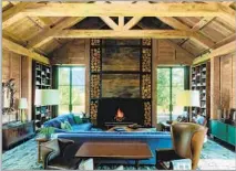  ?? Trevor Tondro ?? THE GREAT ROOM of a wood frame farmhouse in Aspen, Colo., as designed by Emmy winner and author Kerry Joyce.