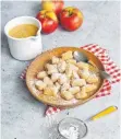  ?? FOTO: KATRIN STÖTTINGER ?? Gnocchi mal in einer süßen Variante: In Zucker und Butter angebraten, serviert mit Apfelmus.