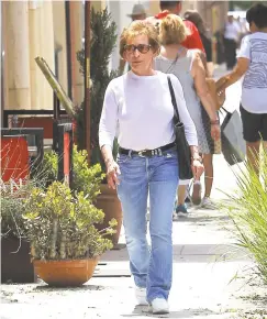  ?? SMXRF/Star Max / GC Images ?? Judge Judy Sheindlin is spotted shopping in Los Angeles in 2018. Below, a more serious Judge Judy behind the bench.