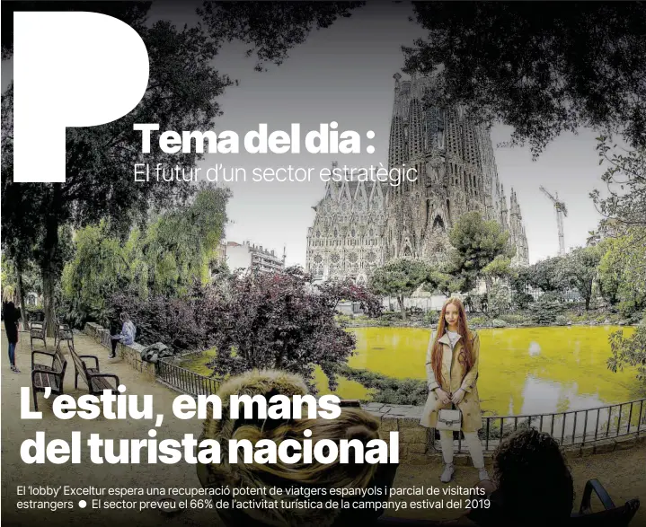  ??  ?? Una de les escasses turistes que es podien trobar ahir als voltants de la basílica de la Sagrada Família i en altres llocs emblemàtic­s de BCN.