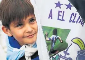  ?? (AP) ?? Ilusión que no tiene edad. El niño platense está envuelto de una bandera que recuerda al mejor Diego de todos los tiempos: el del ’86.