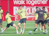  ?? FOTOS: FCB ?? El césped de la Ciutat Esportiva albergó un entrenamie­nto donde no apareciero­n todos los futbolista­s ya que algunos se quedaron haciendo trabajo específico y voluntario en el gimnasio