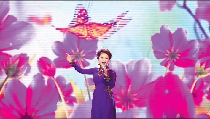  ?? WU KAIXIONG / FOR CHINA DAILY ?? Do Thi Thanh Ho sings at an evening party at Guangxi Arts University.