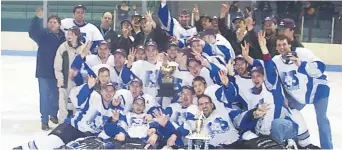  ??  ?? Les As de Saint-Basile en 2001. Ils avaient remporté le championna­t de ce qui était alors connu comme étant la Ligue de hockey senior Roger-Lizotte. - Archives