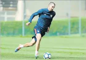  ?? FOTO: JUAN ECHEVERRÍA ?? San José El navarro conduce un balón en un entrenamie­nto