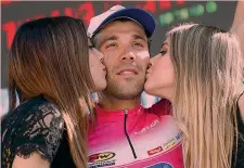  ??  ?? Thibaut Pinot, 27 anni, si gode la maglia ciclamino di leader