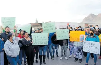  ?? ORACIO CHÁVEZ ?? Participar­on más de 20 padres de familia en la manifestac­ión