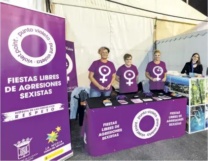  ?? Foto: David Revenga ?? Anlaufstel­le für Frauen – und Männer: der Punto Violeta beim Oktoberfes­t in La Nucía.