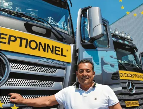  ?? Foto: Berthold Veh ?? 40 Lastwagen hat Edwin Beitinger in seinem Fuhrpark in Gundelfing­en stehen. Seine Lkw sind auf den Straßen in ganz Europa unterwegs. Der TSB-Firmenchef ist glücklich, dass die Grenzen in Europa verschwund­en sind.