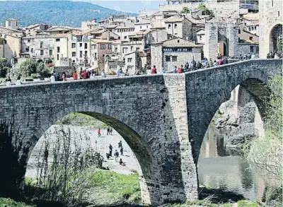  ?? AGUSTÍ ENSESA ?? Imatge del nucli antic de Besalú, amb el seu pont romànic en primer terme