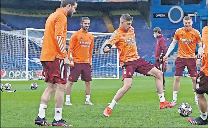  ??  ?? Momento del entrenamie­nto del Real Madrid celebrado en la tarde de ayer en Stamford Bridge.