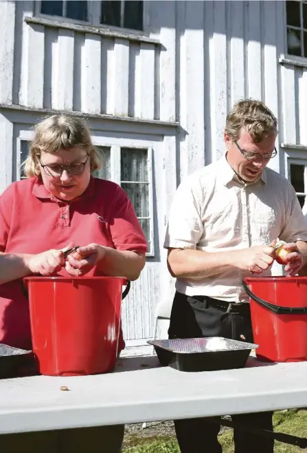  ??  ?? SKRELL: Else Bringsverd (i midten) kan for andre år på rad kalle seg fylkets beste potetskrel­ler. Her i konkurrans­e med Brit og Trond Johannesse­n, Mari Eksund og Øyvind Tønnevold Hansen. Eldrid Vatnestran­d var også med, men ikke på bildet.