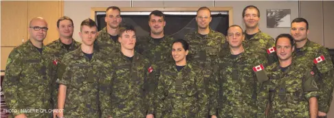  ?? PHOTO : IMAGERIE CPL CHABOT ?? Le premier groupe de technicien­s et technicien­nes formé par le 10 EITA à Bagotville à la fois en propulsion et en structure du CF- 18 pose fièrement en compagnie des instructeu­rs.