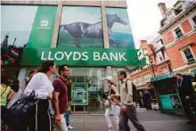  ?? Bloomberg ?? A Lloyds Bank branch on Oxford Street in London. Lloyds Banking Group warned Britain’s vote to leave the EU would hurt its ability to boost dividend payments.