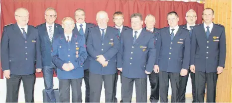  ?? FOTO: BLAUHUT ?? Ehrungen bei der Feuerwehr Ellenberg, von links: der stellvertr­etende Kreisbrand­meister Wolfgang Hörmann, Bürgermeis­ter Rainer Knecht, der bisherige Sprecher der Altersabte­ilung, Gustav Grimm, Jürgen Rief, August Zeller, Jürgen Gentner, Matthias Rief,...