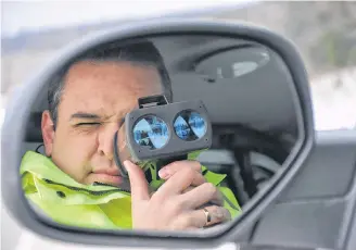  ?? Ashley Thompson ?? Sgt. Andrew Buckle with the RCMP uses a LIDAR to catch speeders in the Annapolis Valley of Nova Scotia.