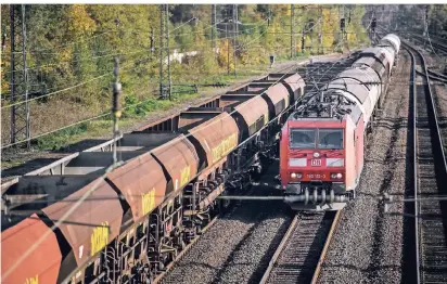  ?? FOTO : ANDREAS ENDERMANN ?? Die Hildener Stadtverwa­ltung hat jetzt im Auftrag der Politik Flächen entlang der Bahnlinie untersuche­n lassen.