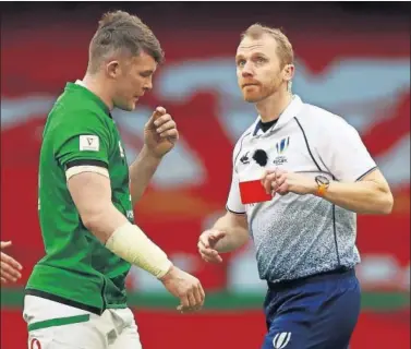  ??  ?? El flanker irlandés Peter O’Mahony ve la roja de manos del árbitro inglés Wayne Barnes ayer en Cardiff.
PROGRAMA