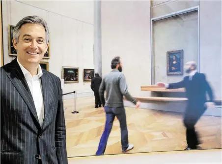  ??  ?? Thorsten Sadowsky vor einem Bild von Manfred Grübl („La Joconde“, 2010) im Bürotrakt von Landesrat Schellhorn.