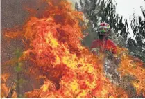  ??  ?? Alarma. El incendio de mayor magnitud se registró en Roboré, donde están desplazado­s varios bomberos.