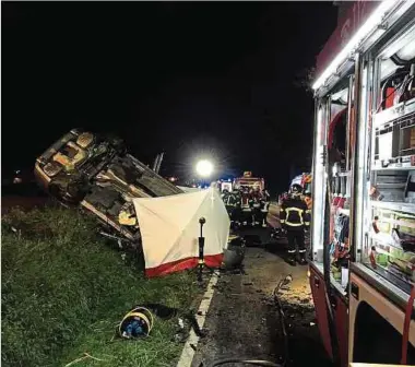  ?? Foto: Polizei/LW-Archiv ?? Der Wagen des Opfers war durch den Aufprall über zehn Meter zurückgesc­hleudert worden und auf die Seite gekippt.