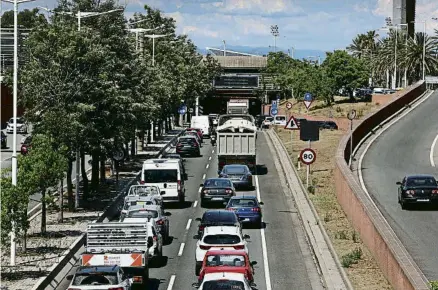  ?? XAVIER CERVERA ?? Trànsit de vehicles a Barcelona per la ronda Litoral a l’altura de la Vila Olímpica