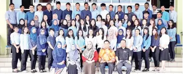  ??  ?? Front row, from right: Dr Mohd Fahmi, Shariff Umar, Nur Shahirah, Suzilah and Noor Zainab with the students.