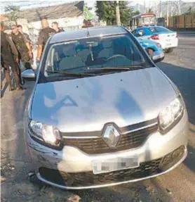  ?? DIVULGAÇÃO/PRF ?? Marcas de tiros no carro roubado em que estavam os bandidos