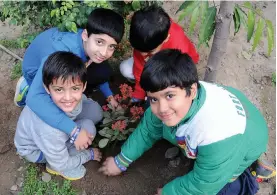  ?? — G. N. JHA ?? Children take part in a plantation drive during a campaign to promote good health and tackle air pollution at Gangotri Enclave, Alaknanda, New Delhi, on Thursday.