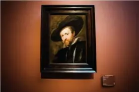  ?? ?? Het iconische zelfportre­t van Rubens blijft enkele jaren in de Rubenszaal hangen.