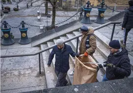  ??  ?? Medlemmarn­a i samfundet började dagen med en morgonbön 06.00 för att sedan ta sig till Heden och götaplatse­n och städa efter nyårsfiran­det.