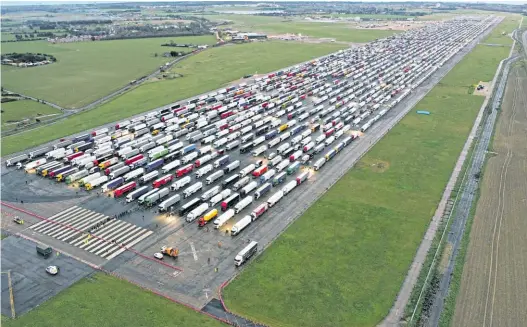  ?? AFP ?? En espera. Camiones estacionad­os en un aeropuerto en desuso, cerca de Dover, Inglaterra. Había miedo de que se echaran a perder las cargas.