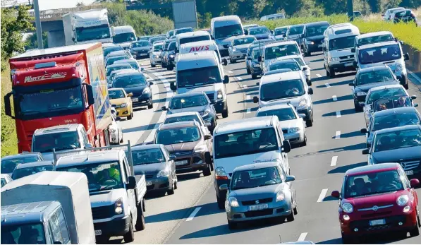  ?? Foto: dpa/Roland Holzschnei­der ?? Ein heißes Wochenende im doppelten Sinne steht den Autofahrer­n auf der A 9 bevor: Die Rückreisew­elle rollt, weil im Norden die Sommerferi­en schon zu Ende gehen. Zudem werden erneut Temperatur­en von bis zu 36 Grad erwartet.