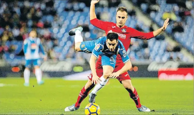  ?? ÀLEX GARCIA ?? Cala fent caure Jurado durant el partit d’ahir a la nit al RCD Stadium