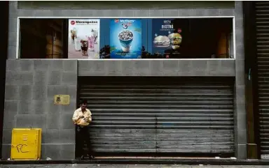  ?? Federico Parra/AFP ?? Homem diante de McDonald’s fechado em Caracas