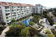  ?? PICTURES: SAMUEL ISAAC CHUA/THE EDGE SINGAPORE ?? The sale of a 3,165 sq ft duplex penthouse on the sixth floor at The Azure in Sentosa Cove made a loss of $3.6 million