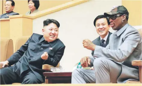 ??  ?? ► Kim y Rodman durante un partido amistoso con exfiguras de la NBA en Pyongyang, en enero de 2014.